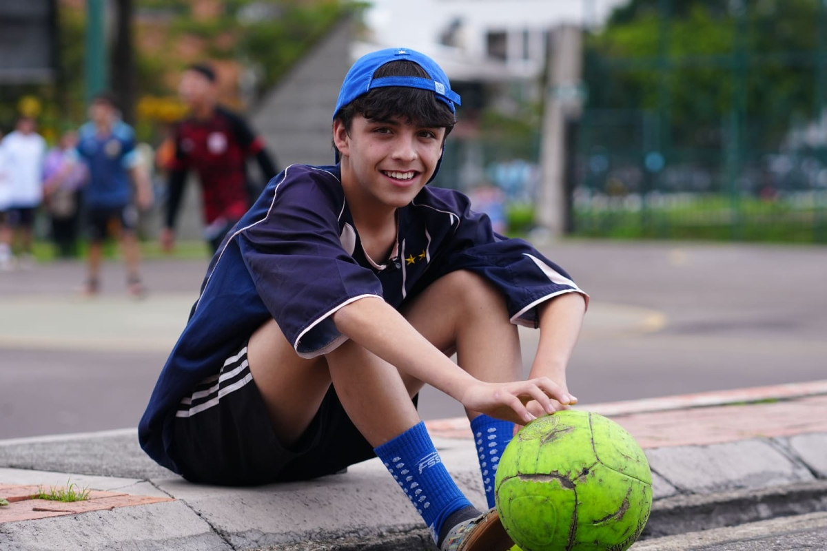 Niño con balón de fútbol