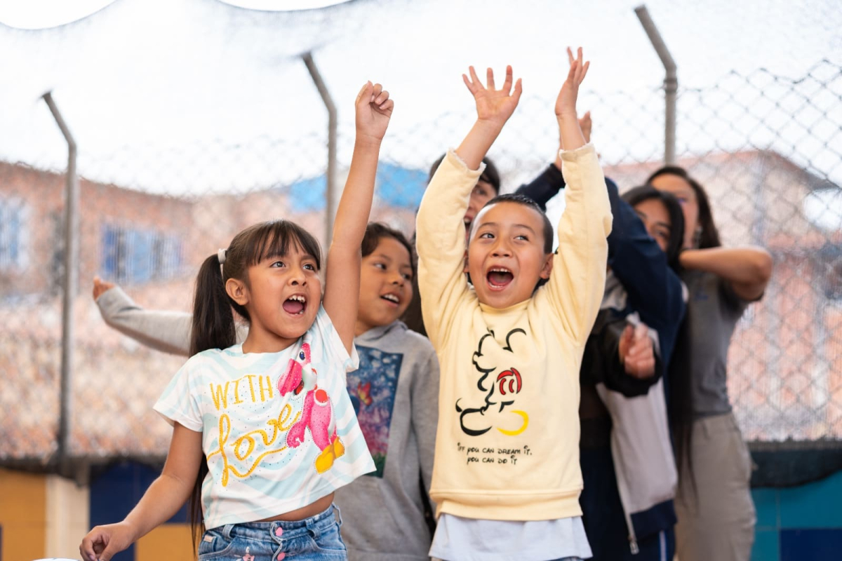 Niños celebrando