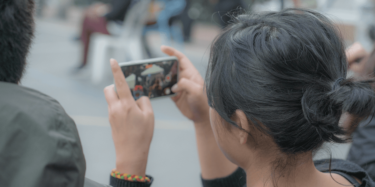 mujer haciendo un video con su celular