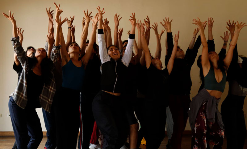 personas ensayando una danza