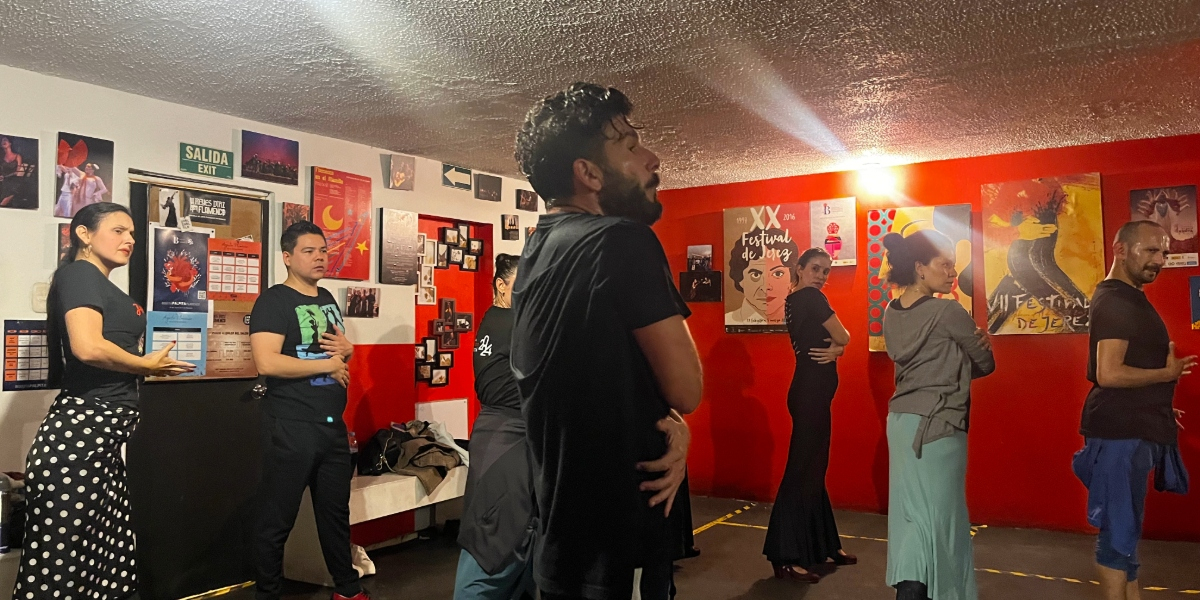 Escena de abrazo