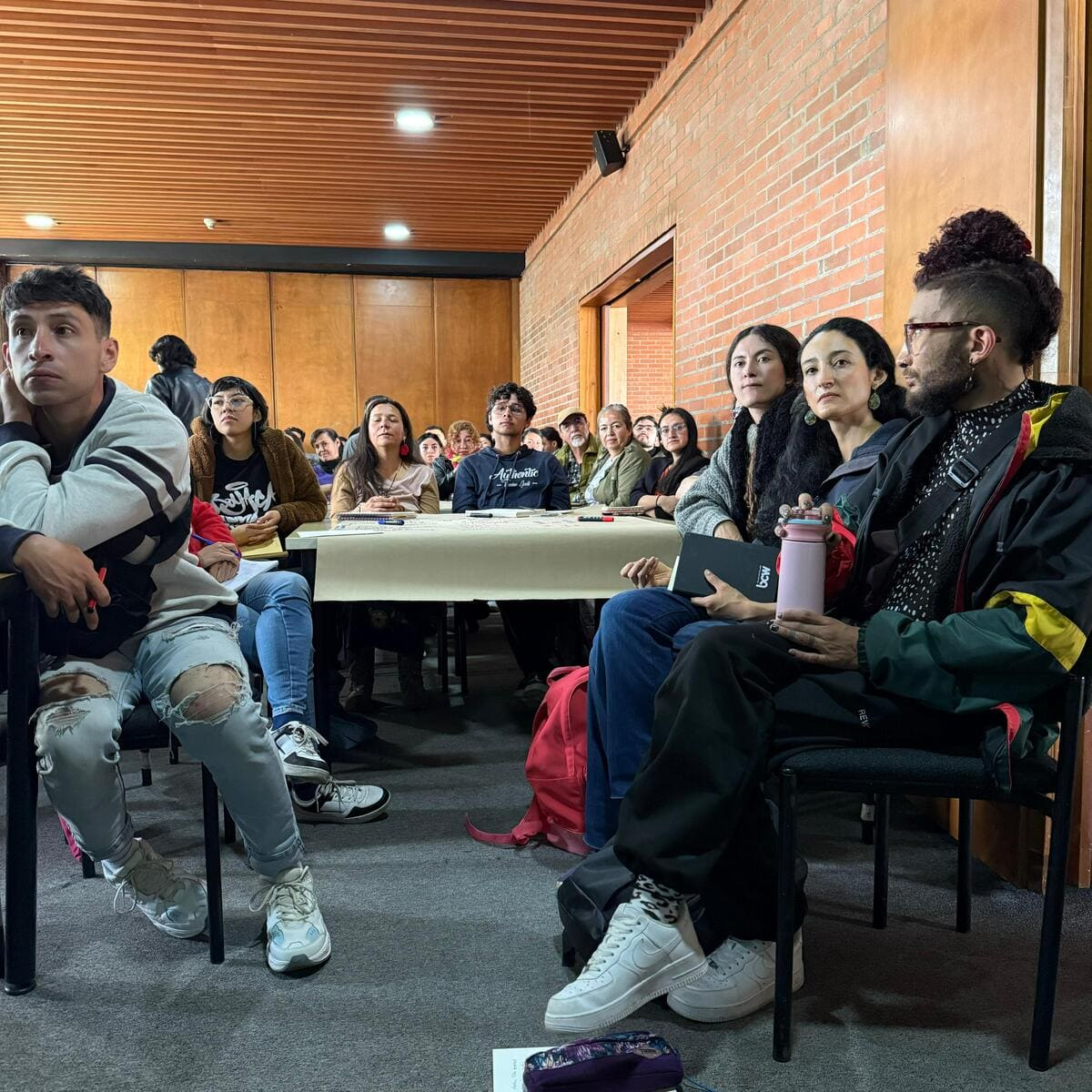 personas reunidas en auditorio