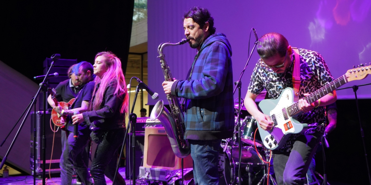 Banda tocando en el aniversario.