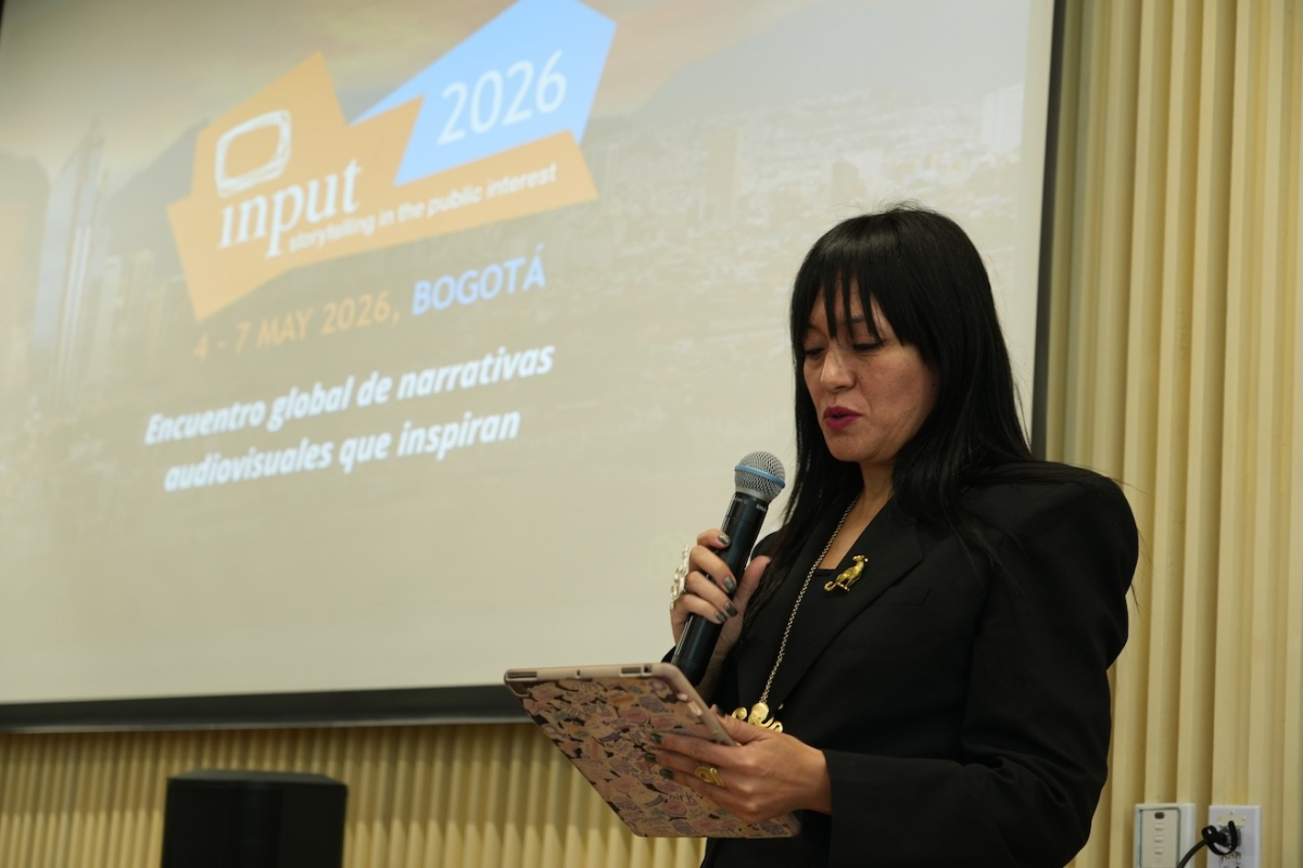 mujer presentando un evento