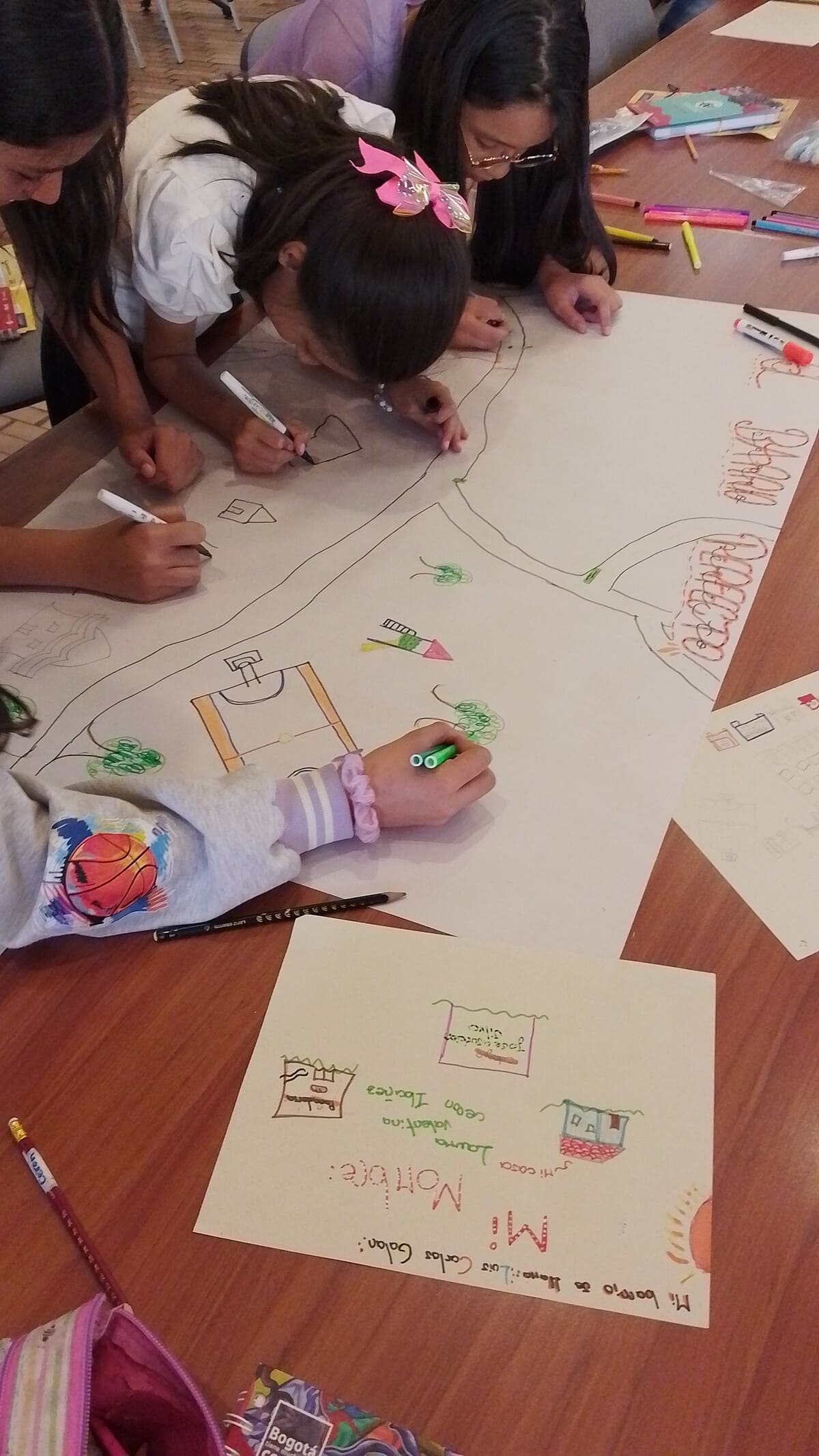 Niños pintando y dibujando