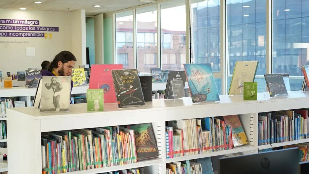 Personas en la Biblioteca del Deporte en Centro Felicidad Chapinero CEFE