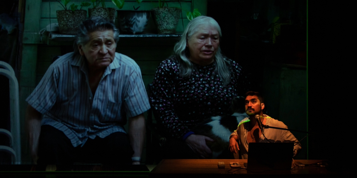 Malicho con sus abuelos de fondo
