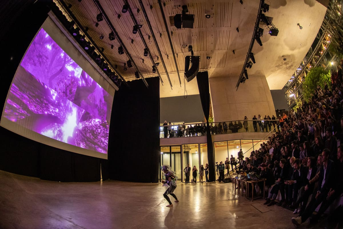 performance en el lanzamiento de Bienal 2025