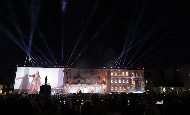 Plaza de Bolívar  con un escenario en gran formato