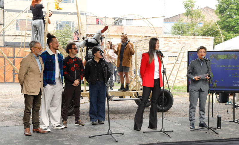 Alcaldesa con personas en un escenario