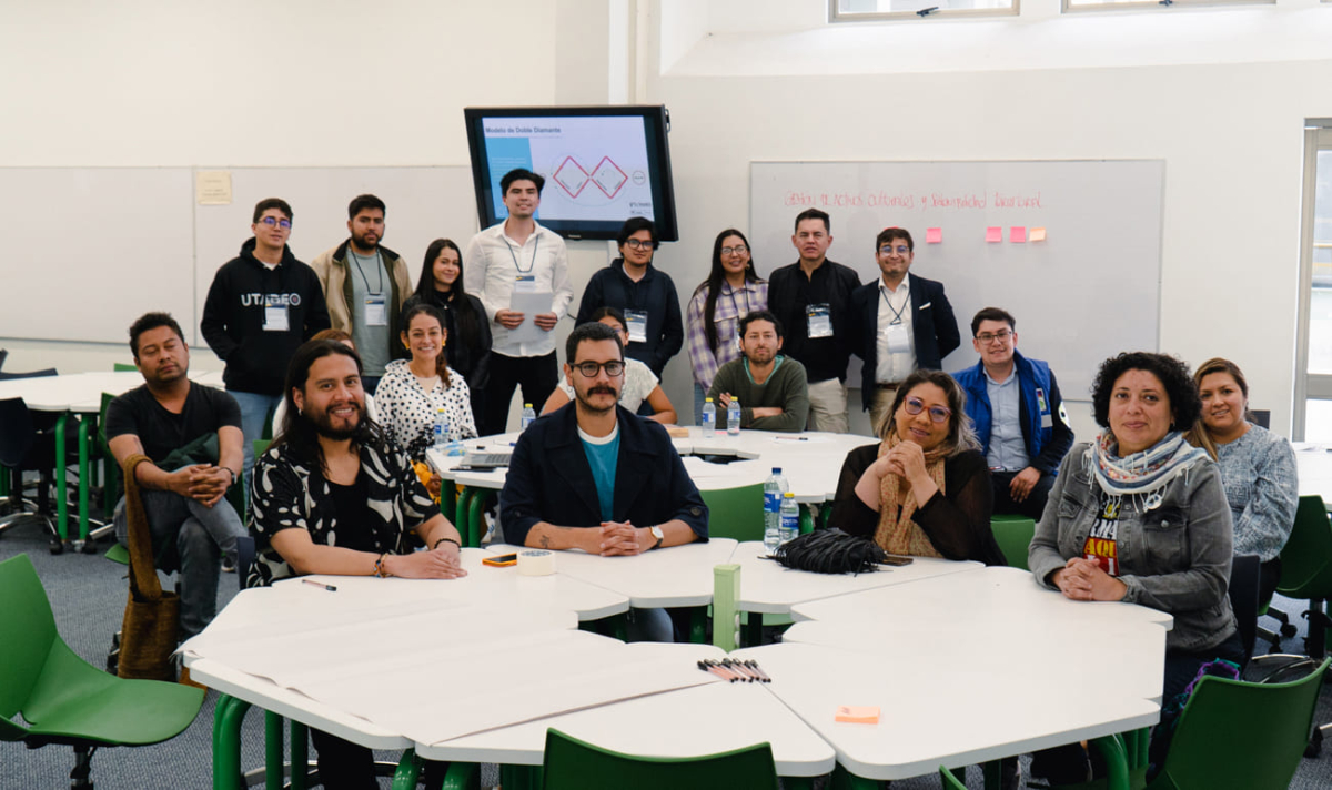 Personas en un taller