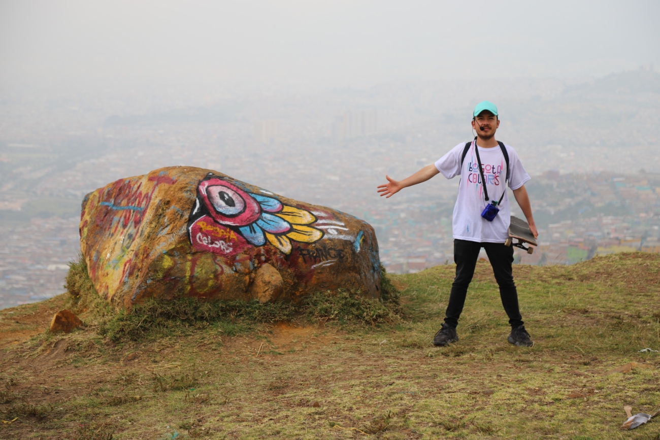 May Rojas - hombre con piedra pintada