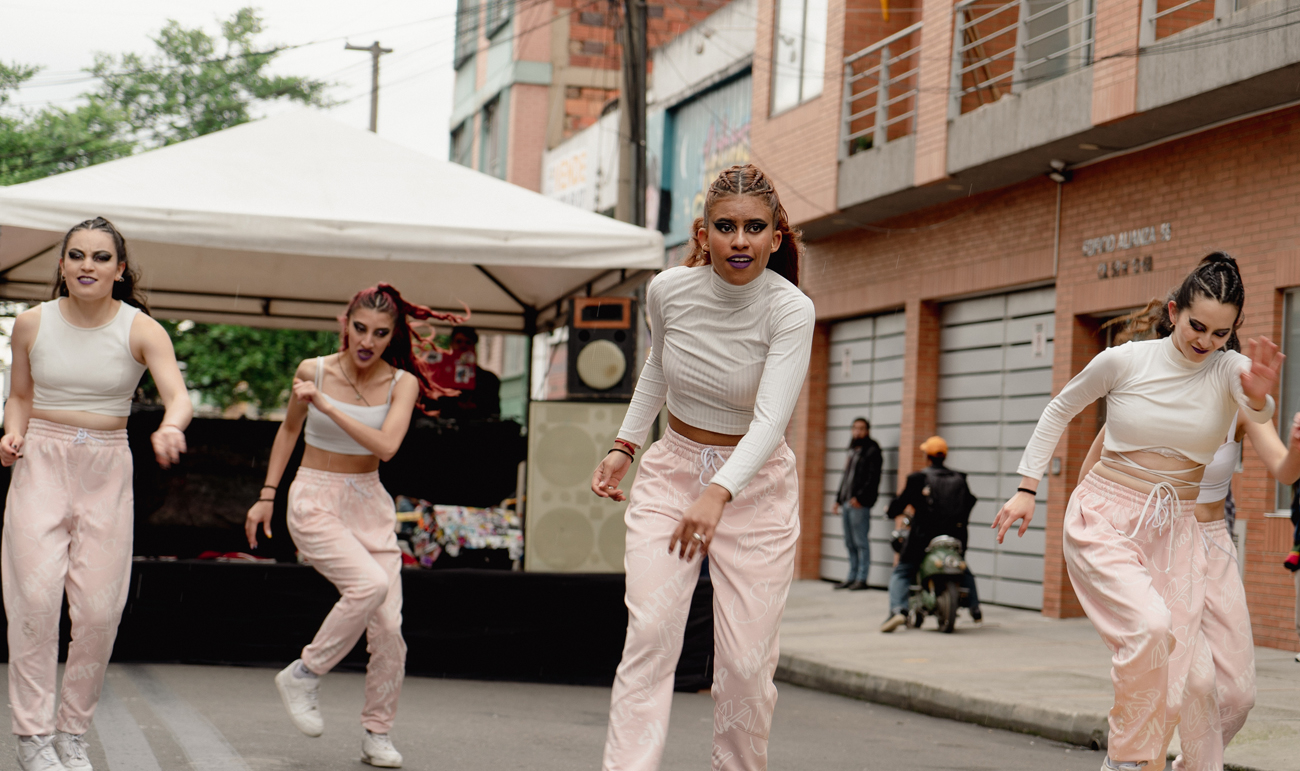 Mujeres bailando