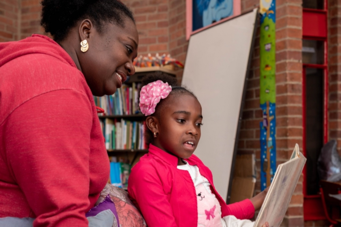 Madre e hija leyendo en una biblioteca