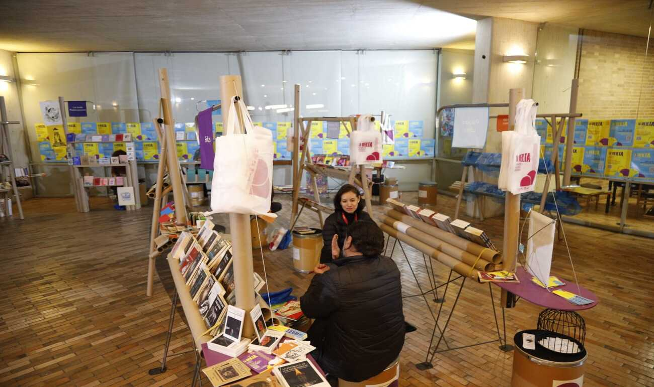 Stands de libros con dos personas hablando