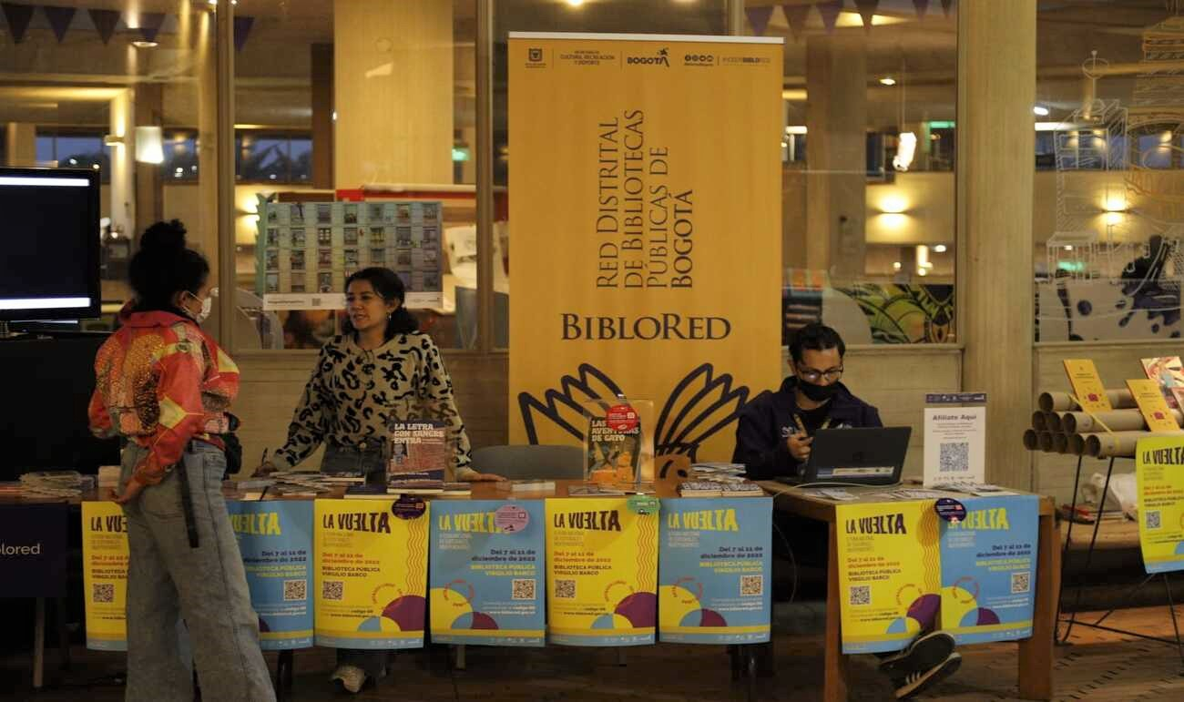 Personas en un stand de libros