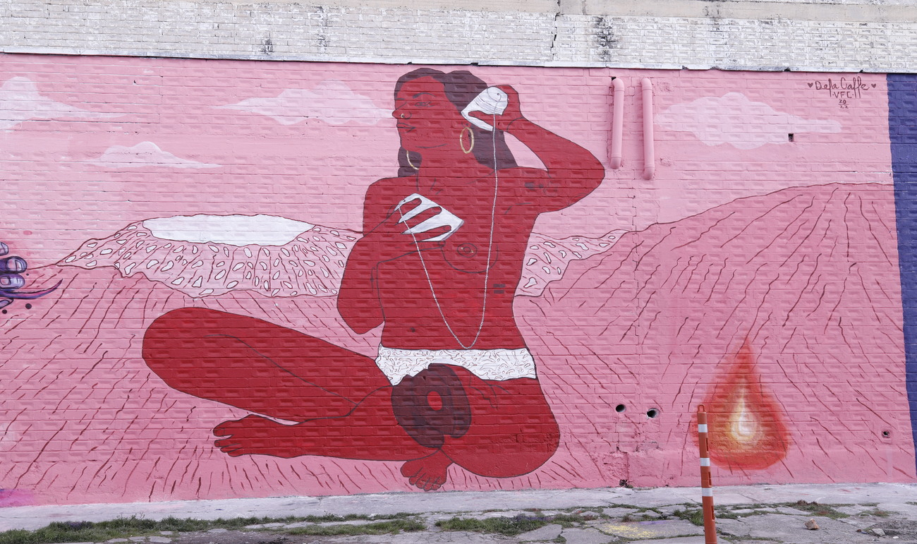 Mural de una mujer escuchando su corazón