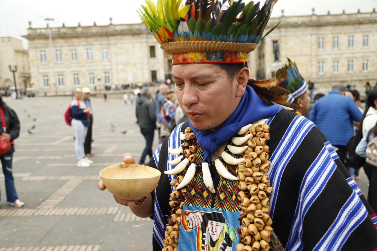 Indígena Inga toma chicha