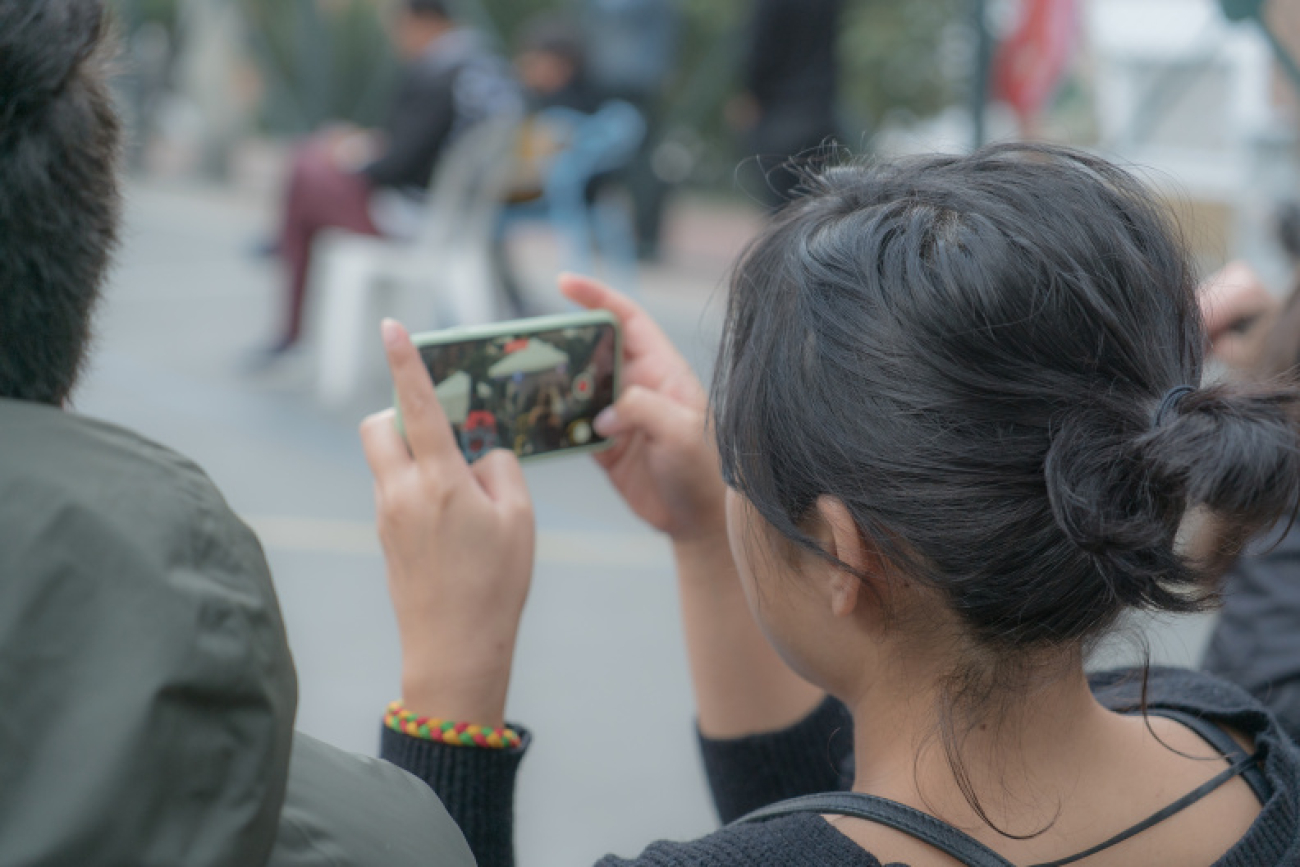 Mujer grabando video con celular