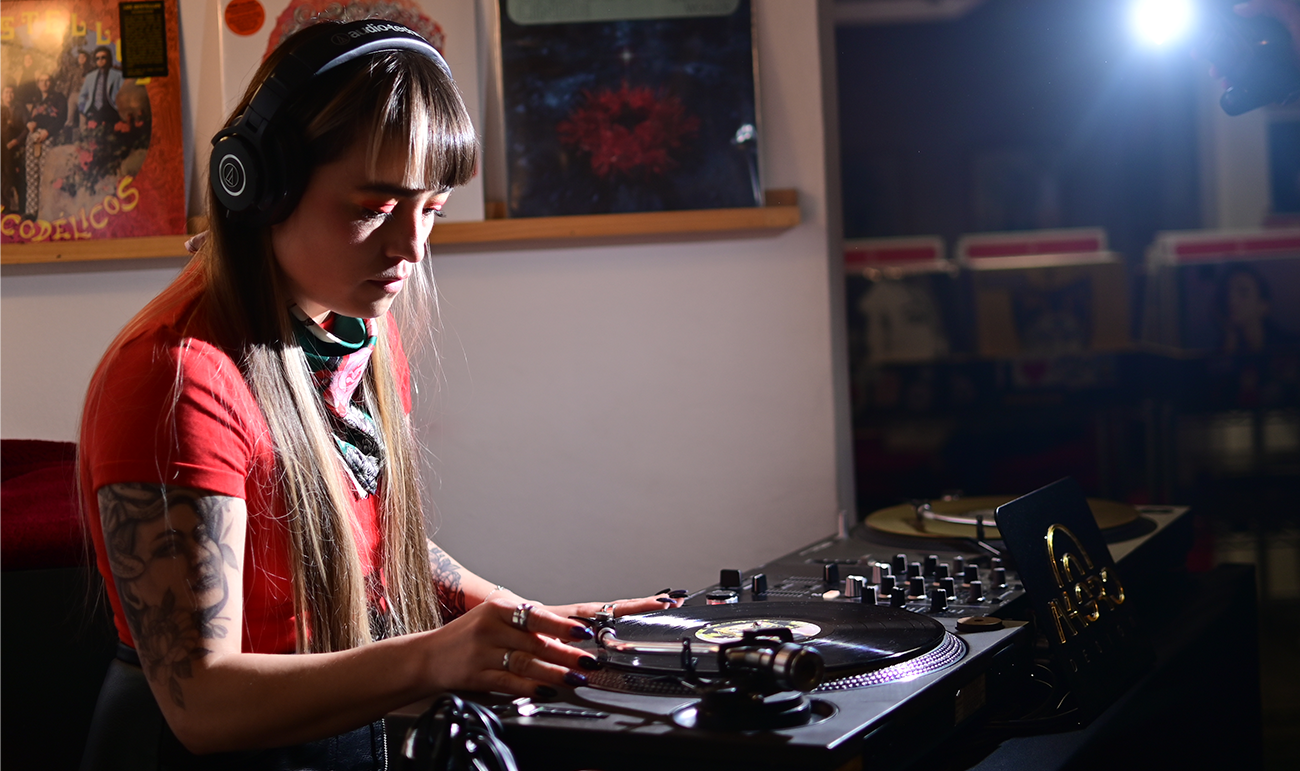 Mujer tocando vinilos