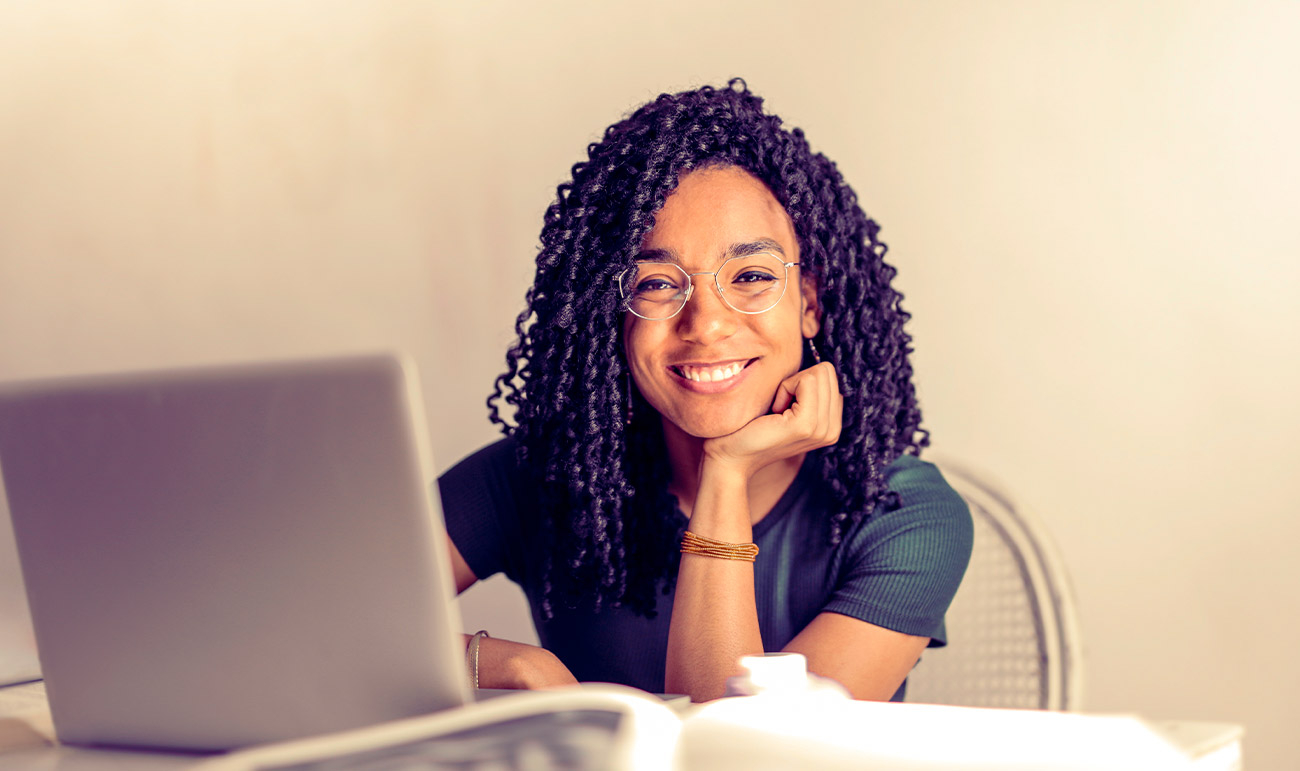 Mujer con un computador