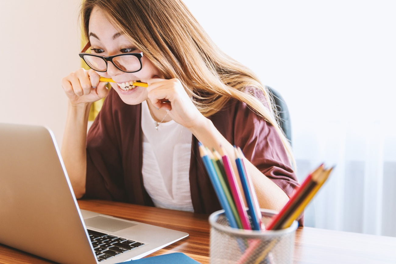 Mujer joven frente al computador