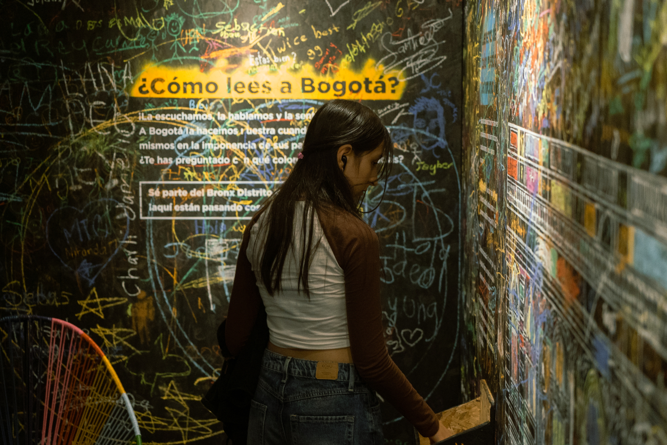 Mujer leyendo textos en una pared