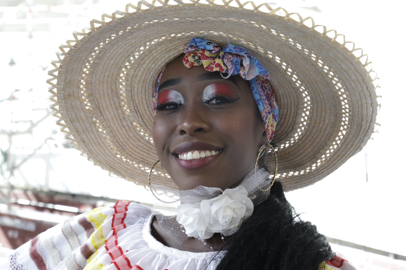 Mujer afro con traje tradicional