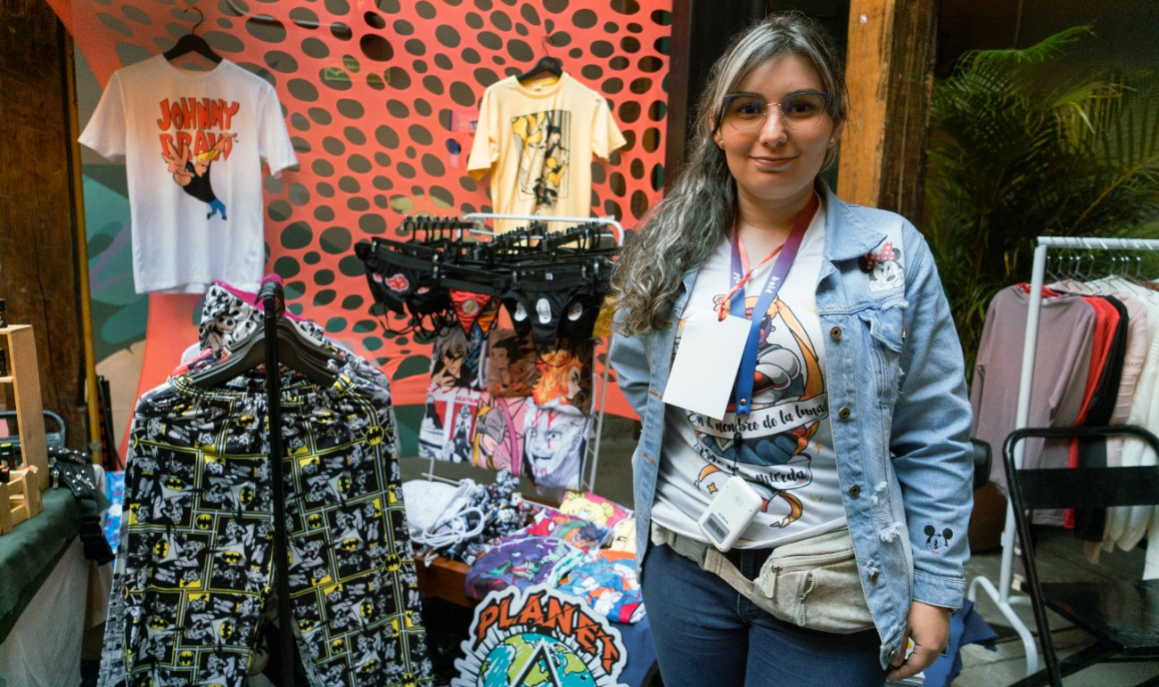 Mujer exhibiendo productos