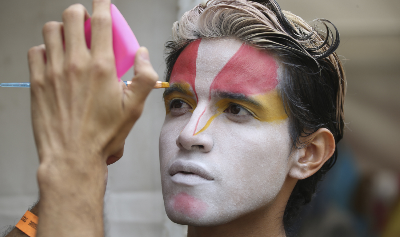 Hombre maquillándose