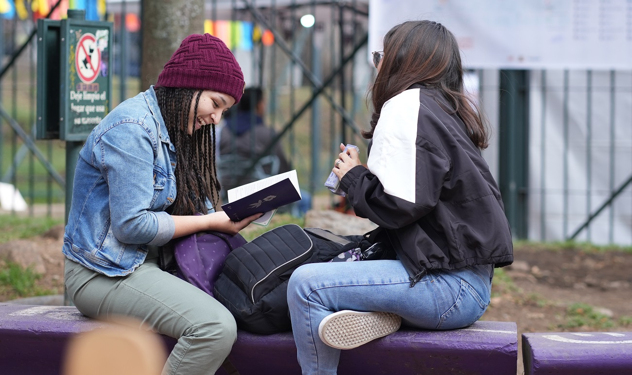 Dos mujeres leyendo