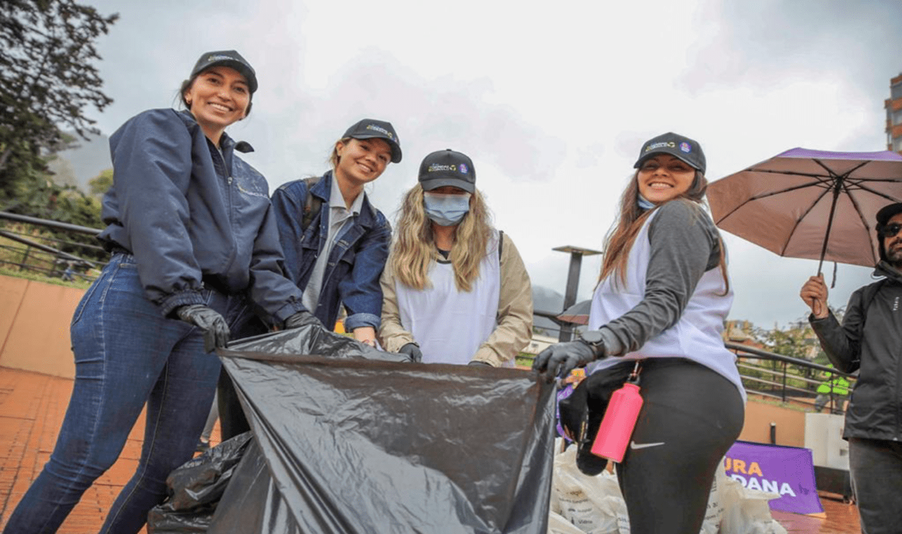 Personas recogiendo basura