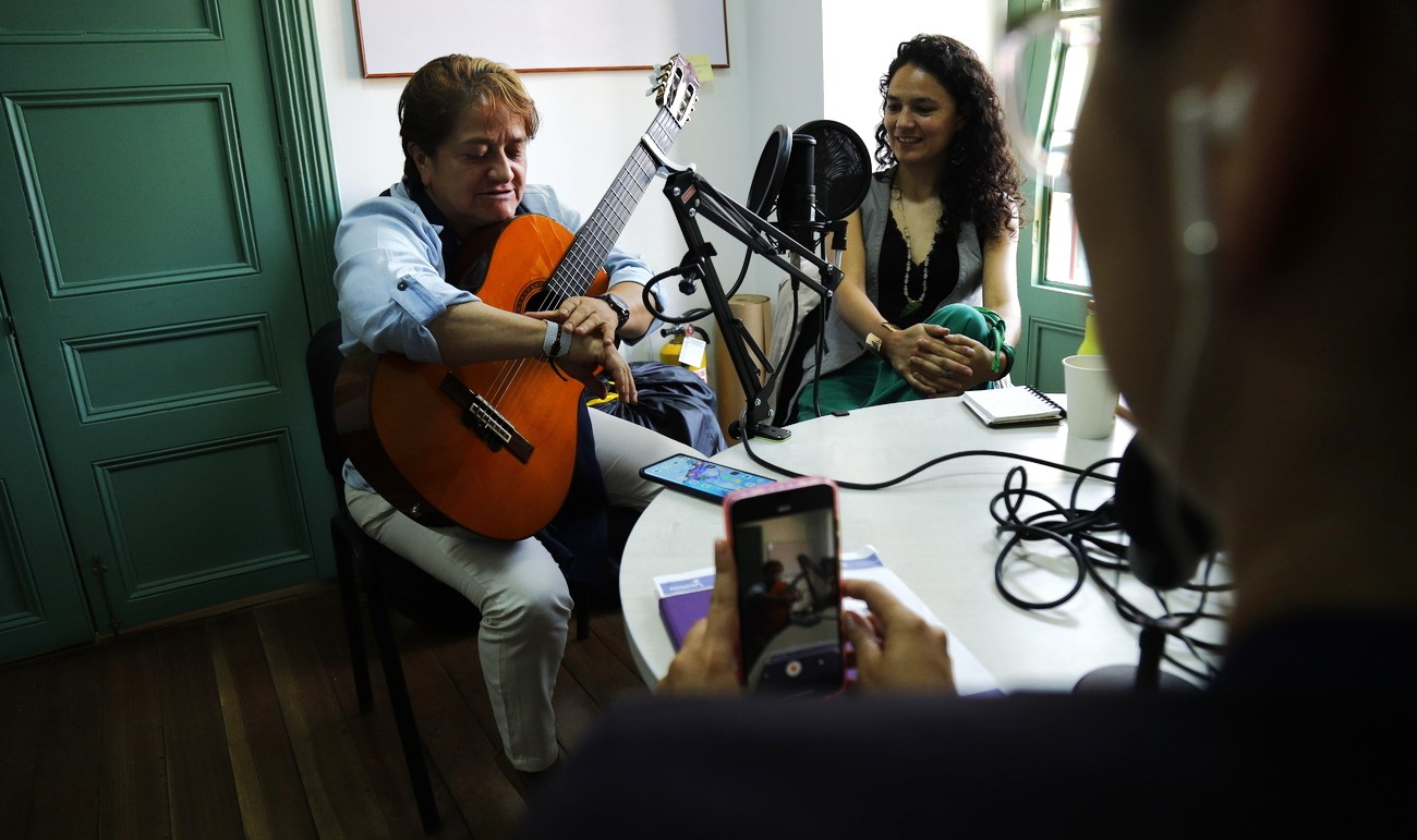 Dos mujeres hablando