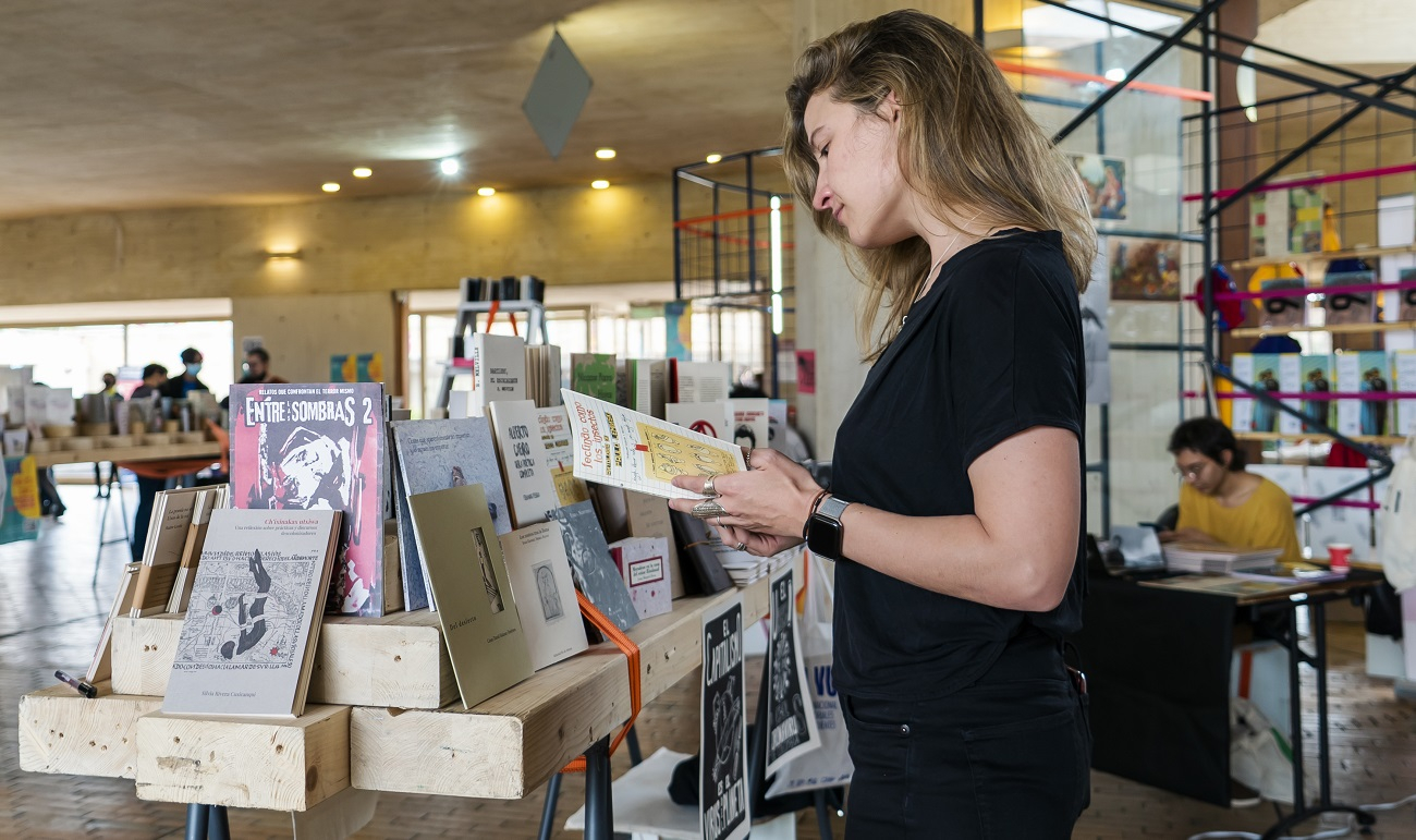 Mujer leyendo libro