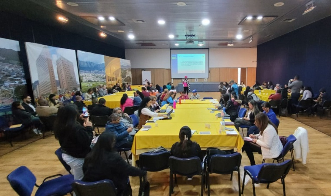 personas en reunión