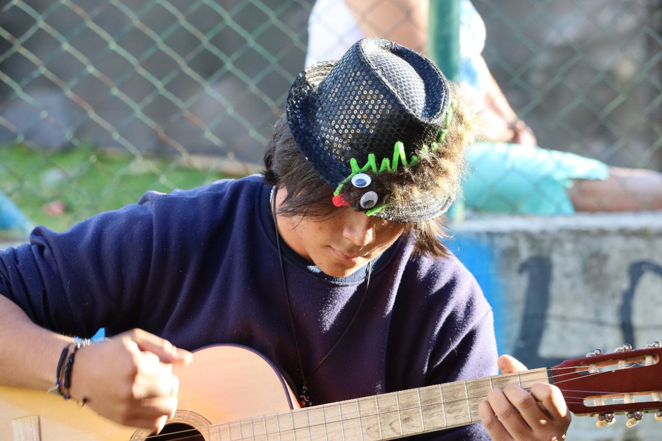 Artista tocando instrumento