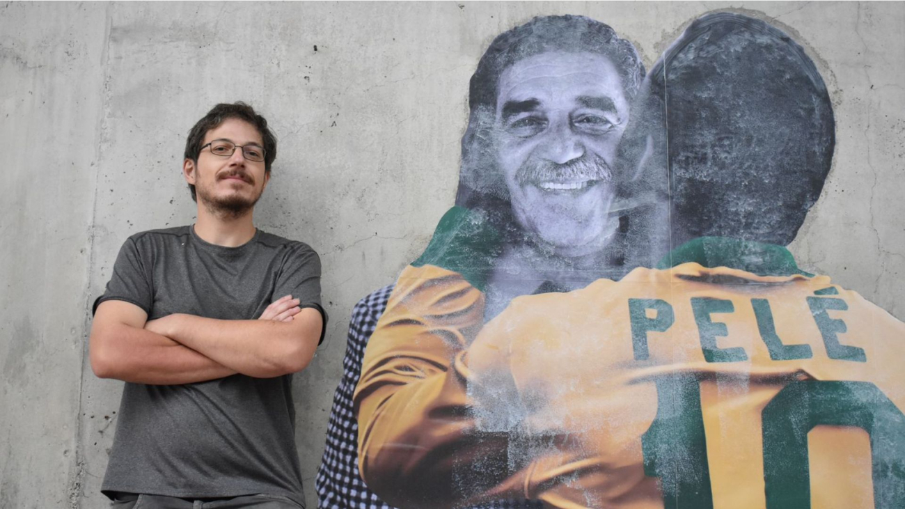 Artista brasileño Luis Bueno posando con la obra 'Pelé Besuquero'