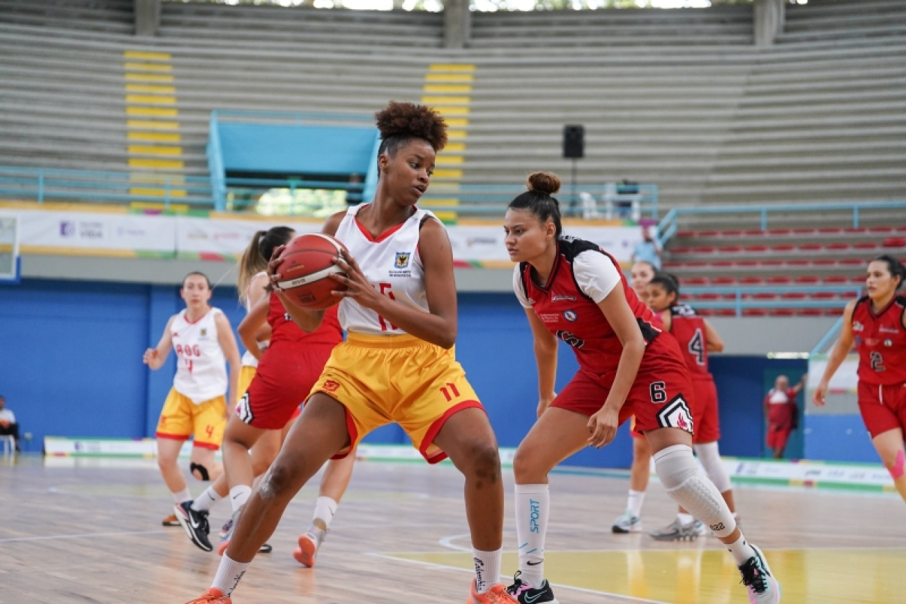 Mujeres practicando baloncesto