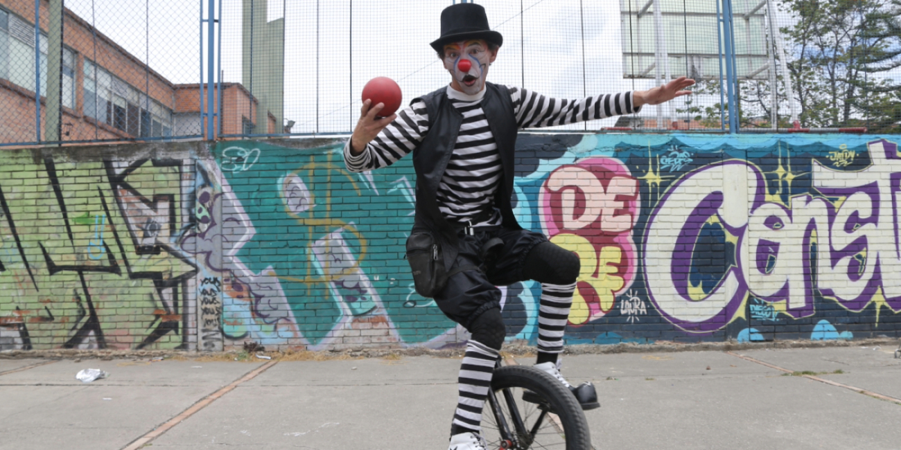 Artista haciendo clown