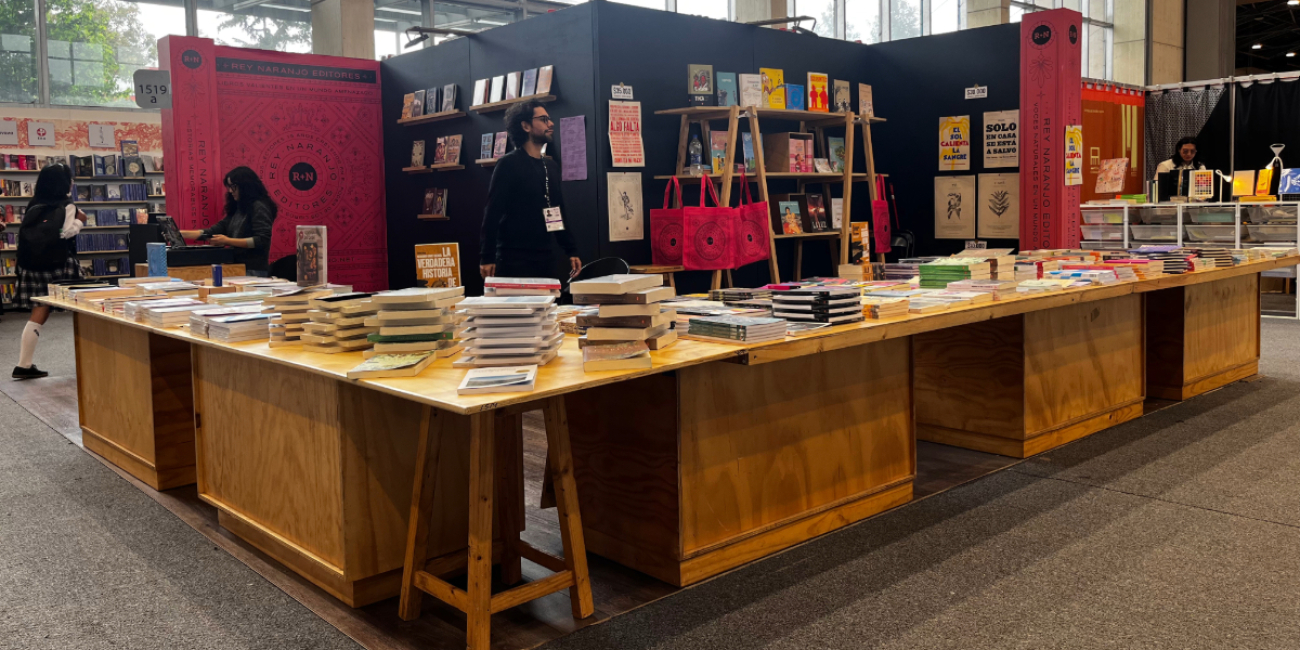 Stand de Rey Naranjo en la FILBo 2025
