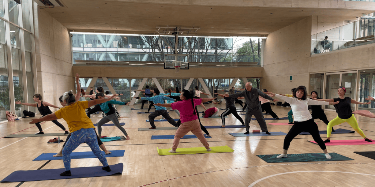 Fotografía de varias personas realizando actividad física 