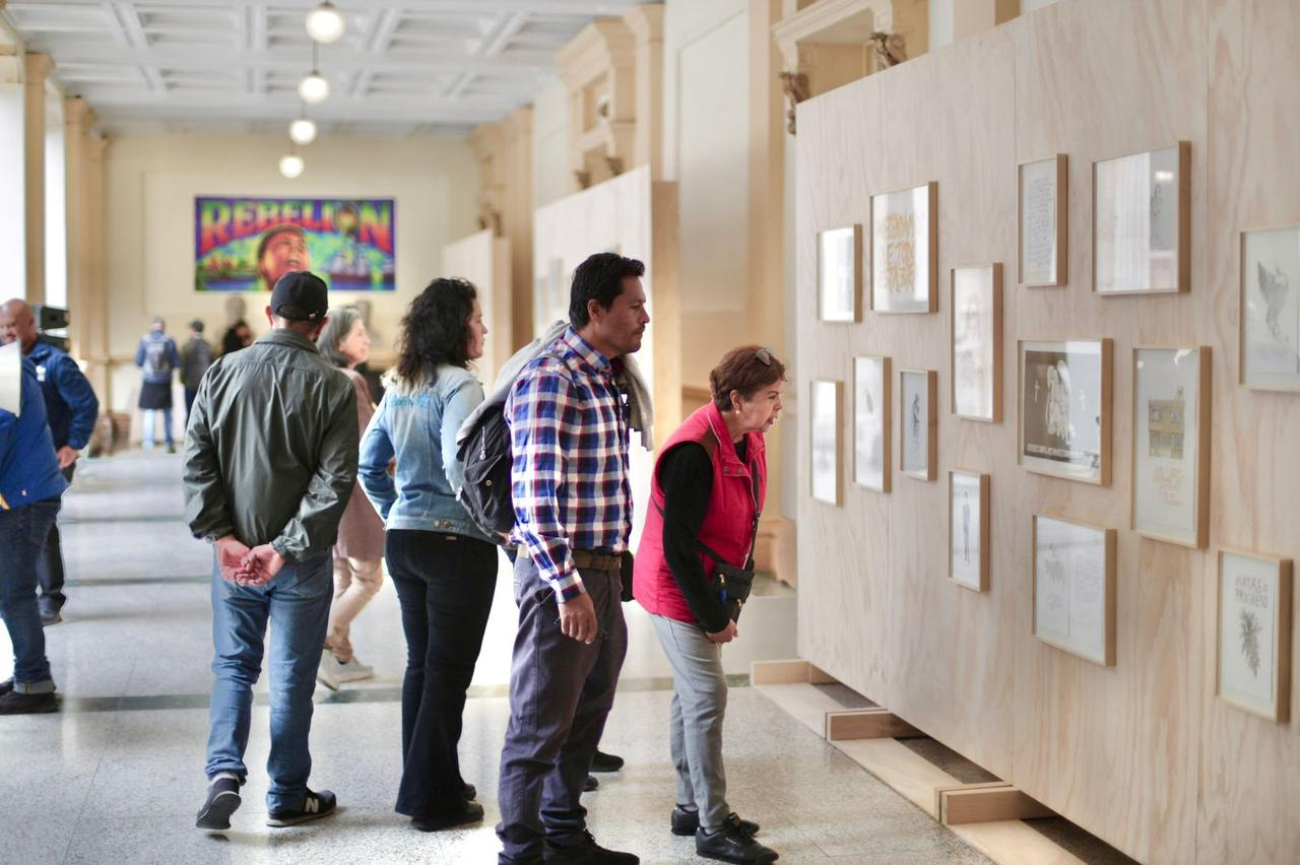 personas en exposición