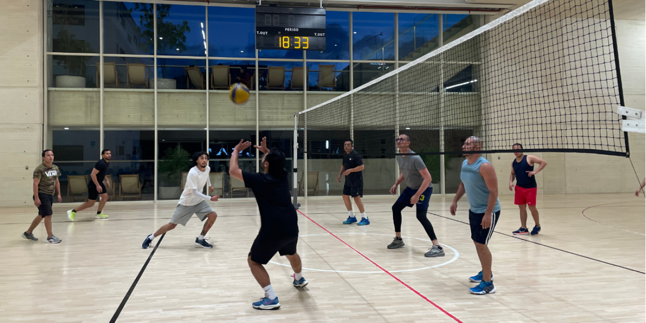 Fotografía de personas jugando voleibol en la arena polivalente del Centro Felicidad Chapinero