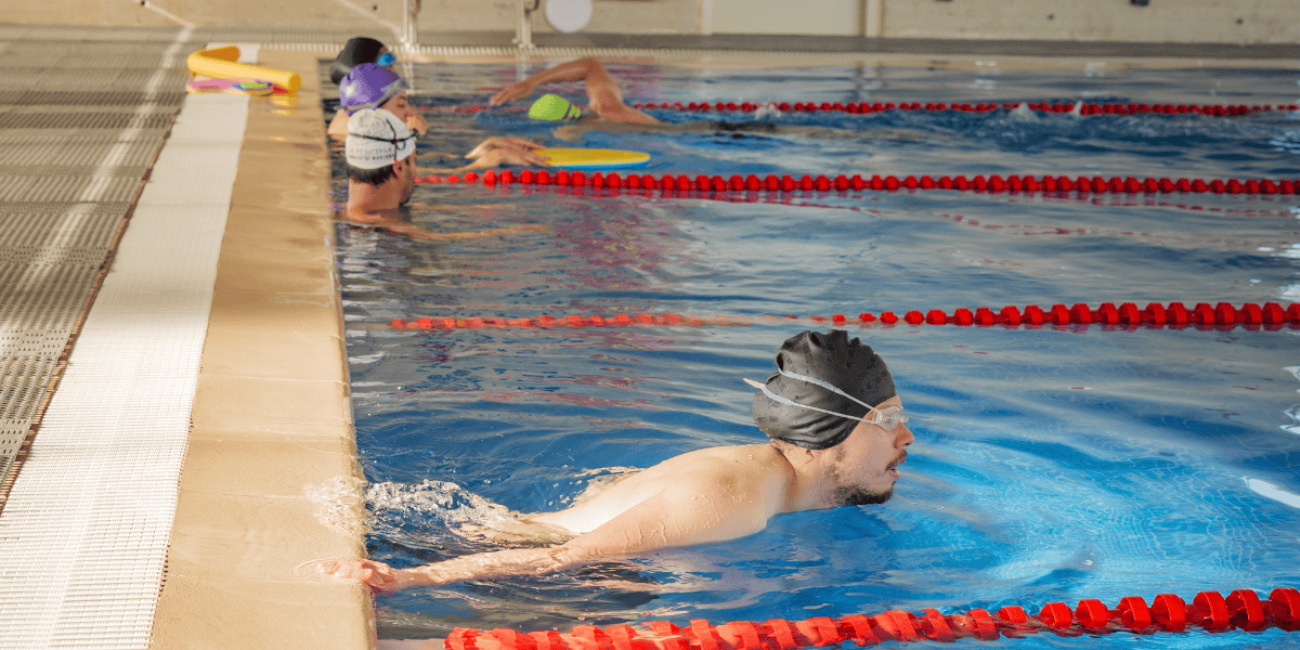 Fotografía de una persona nadando en la piscina del Centro Felicidad Chapinero