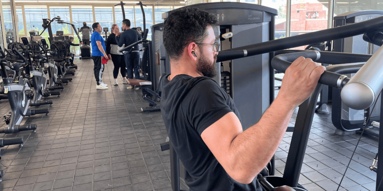 Fotografía de una persona realizando ejercicio en el gimnasio del centro felicidad chapinero