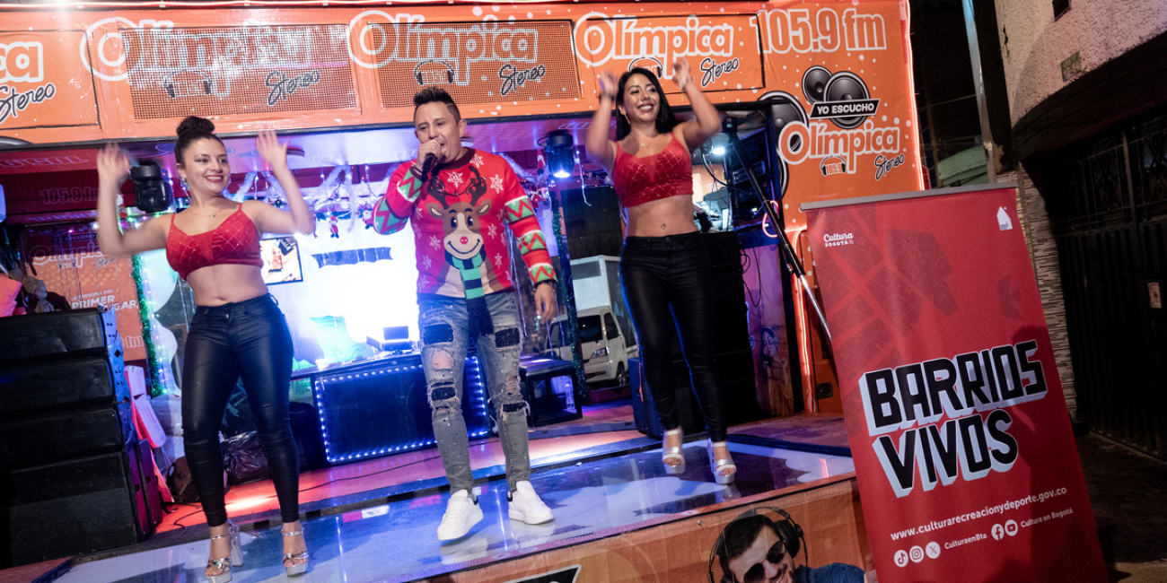 personas en una emisora