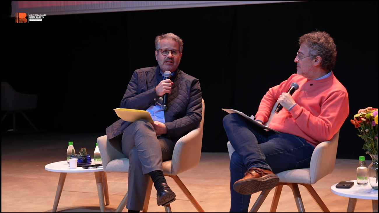  José Antonio Torre y Jorge Melguizo conversando en un auditorio