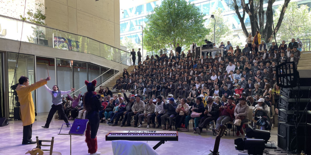 Fotgorafía de una presentación en el Centro Felicidad Chapinero