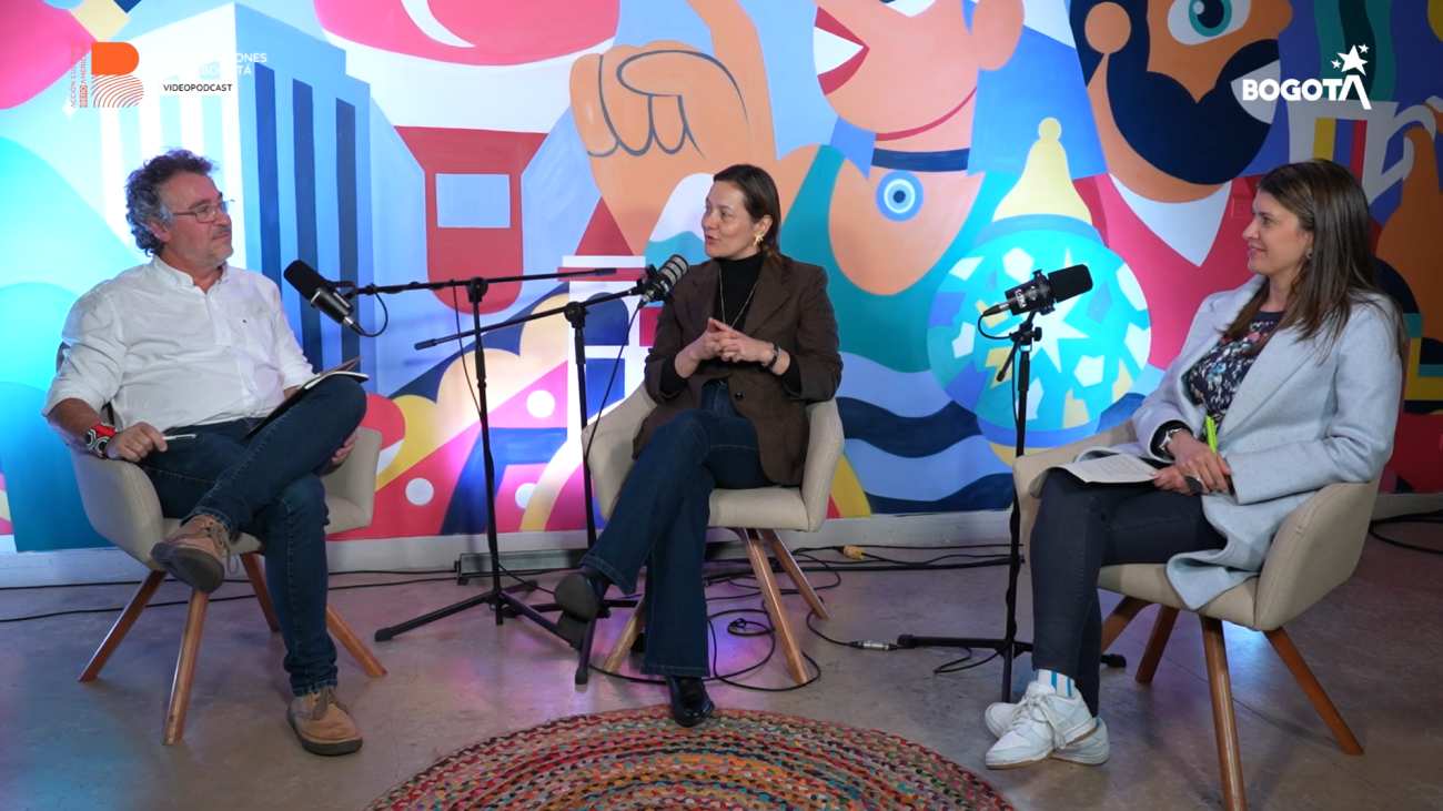 invitadas en set de podcast