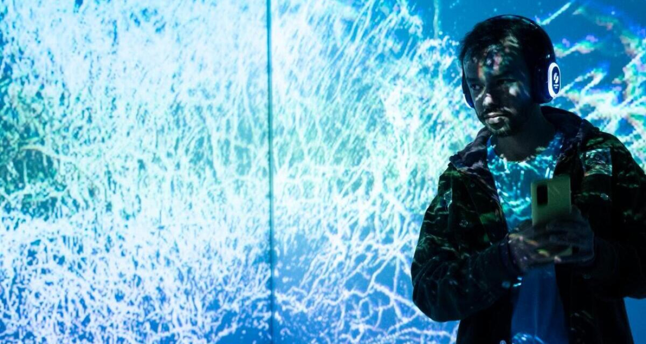 persona en videomapping